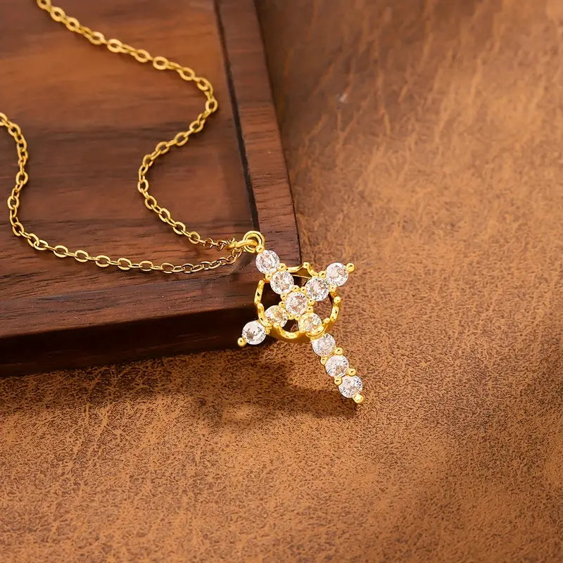 Collar con corona y cruz: símbolo atemporal de fe y fuerza