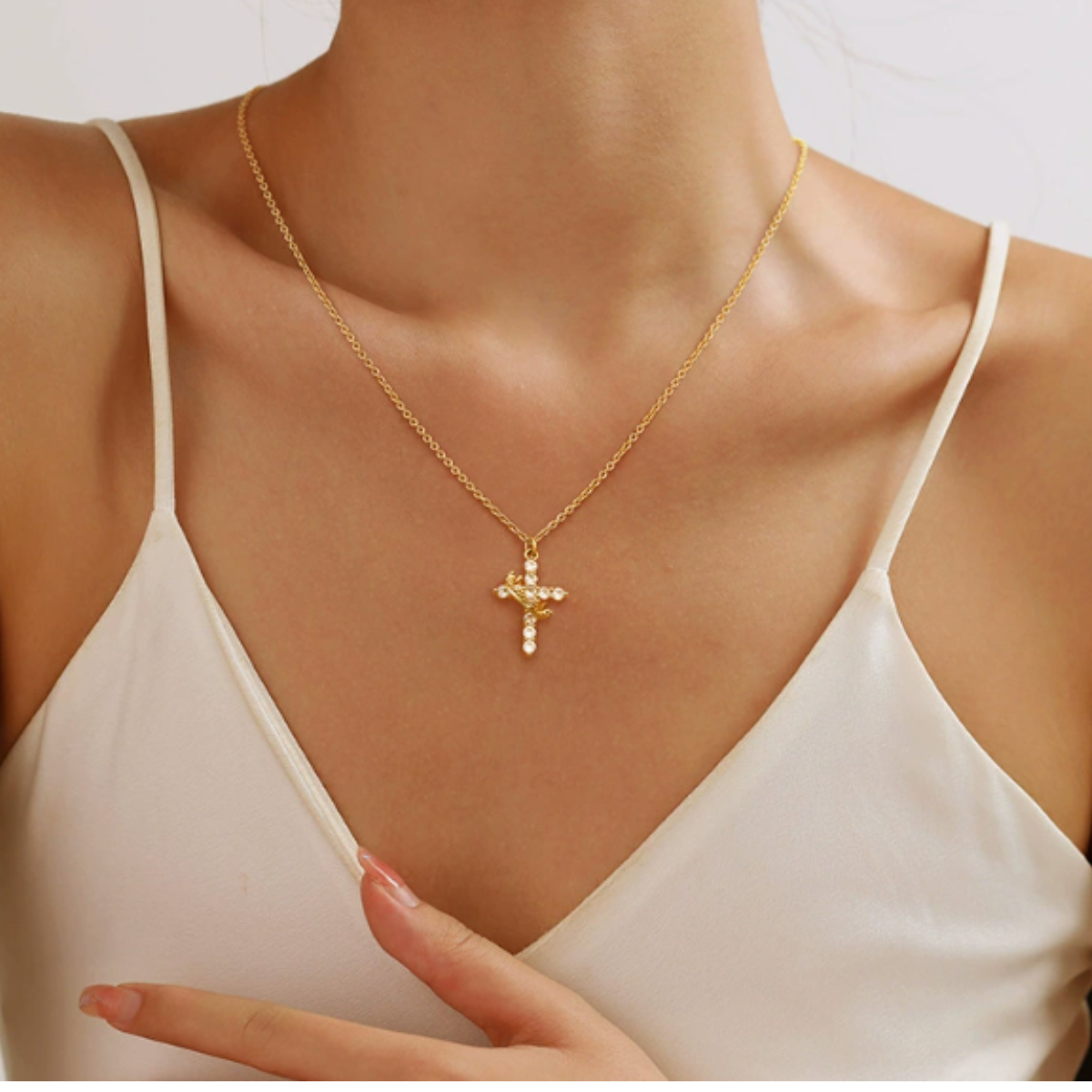 Collar con corona y cruz: símbolo atemporal de fe y fuerza