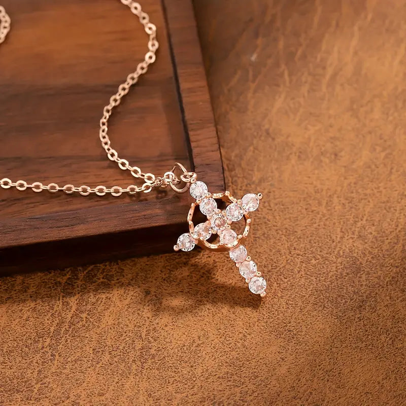 Collar con corona y cruz: símbolo atemporal de fe y fuerza