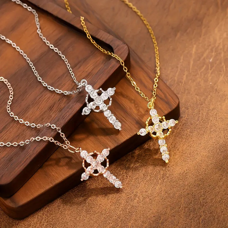 Collar con corona y cruz: símbolo atemporal de fe y fuerza