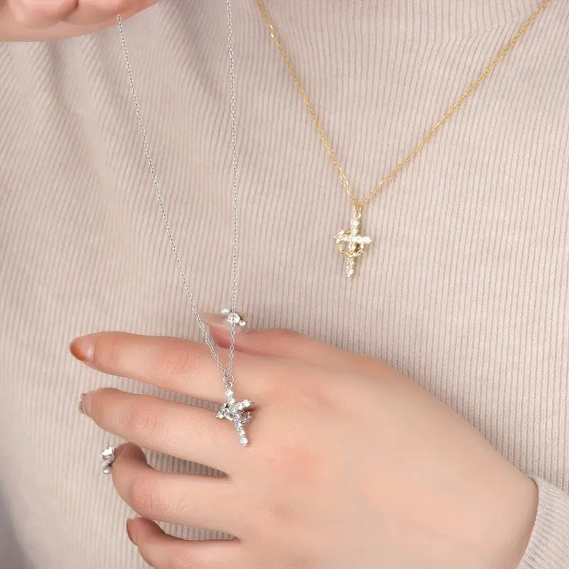 Collar con corona y cruz: símbolo atemporal de fe y fuerza