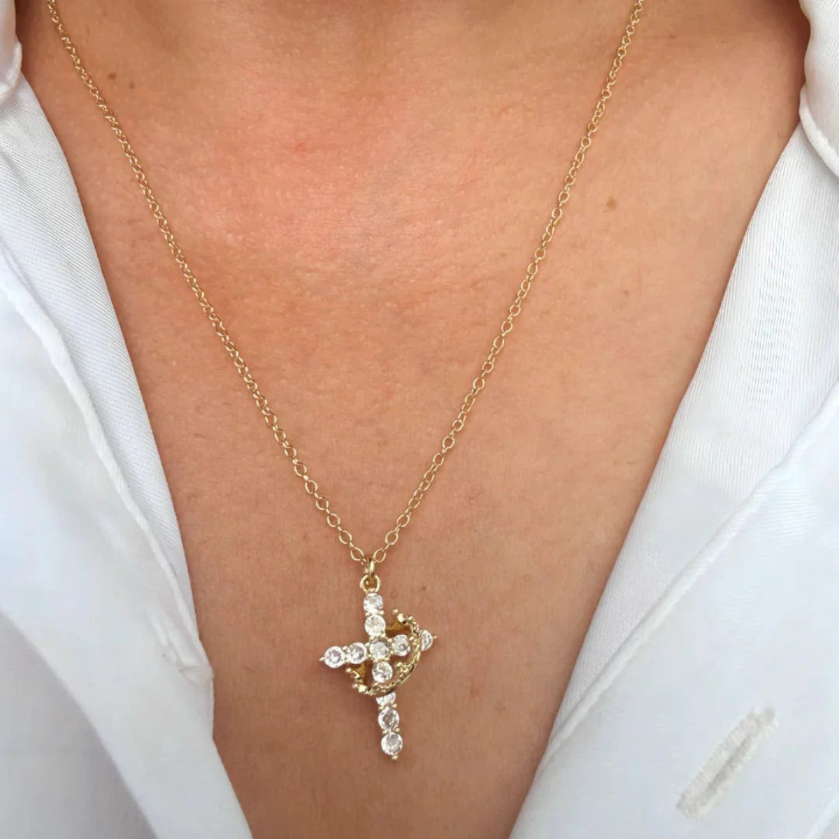 Collar con corona y cruz: símbolo atemporal de fe y fuerza