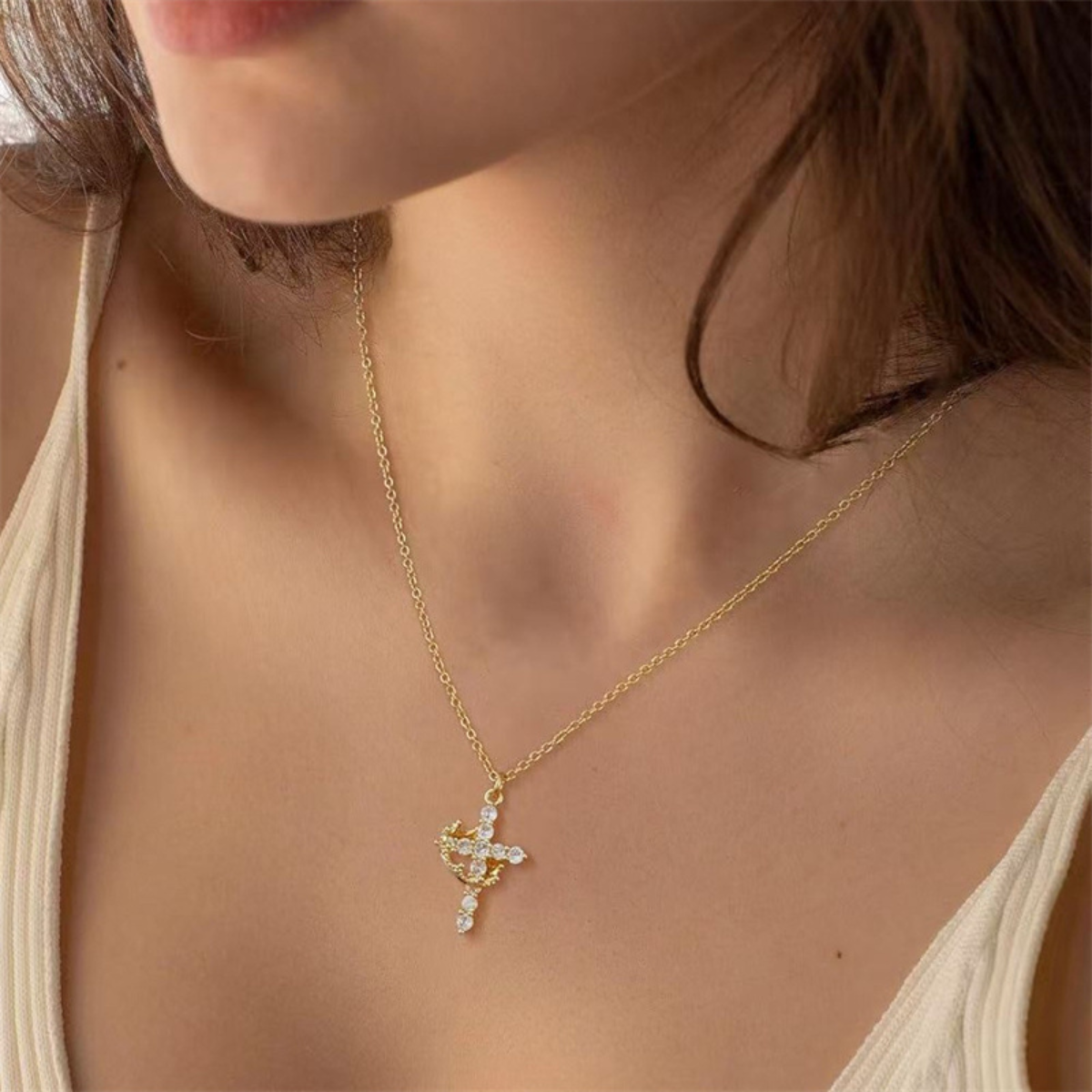 Collar con corona y cruz: símbolo atemporal de fe y fuerza
