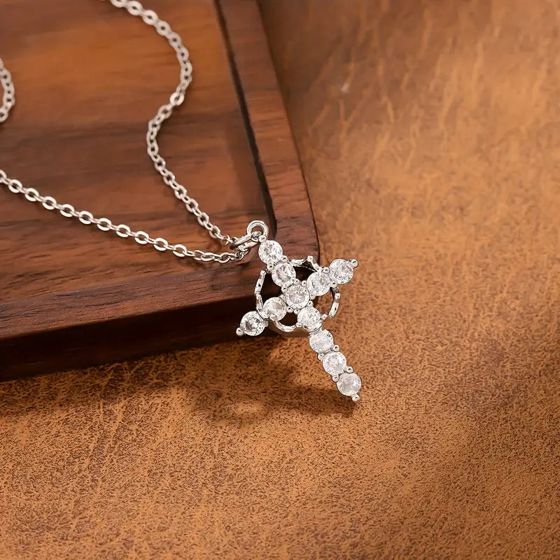 Collar con corona y cruz: símbolo atemporal de fe y fuerza