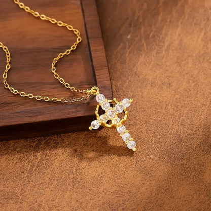 Collar con corona y cruz: símbolo atemporal de fe y fuerza