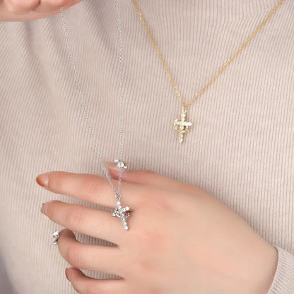 Collar con corona y cruz: símbolo atemporal de fe y fuerza